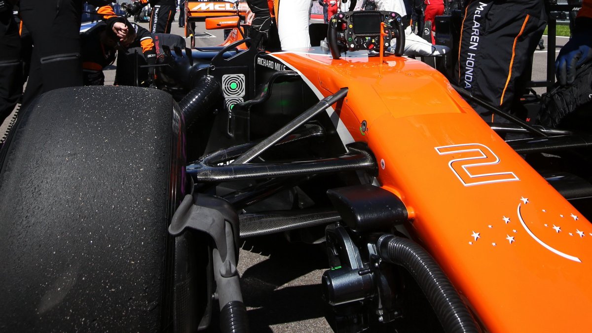 Vůz McLaren před závodem v Soči