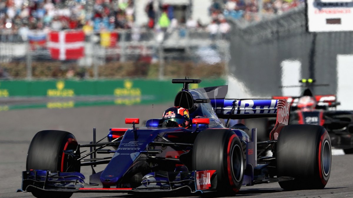 Daniil Kvjat v závodě v Soči