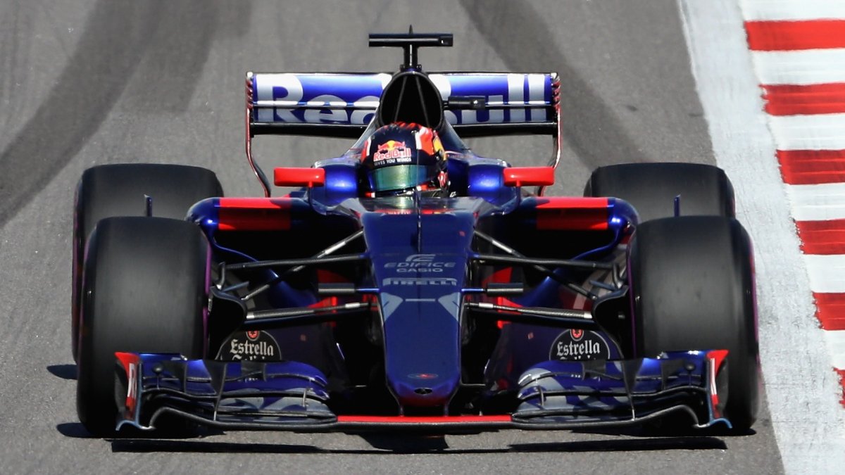 Daniil Kvjat v závodě v Soči