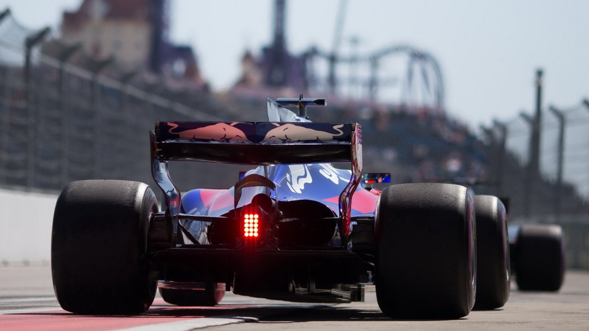 Daniil Kvjat v závodě v Soči