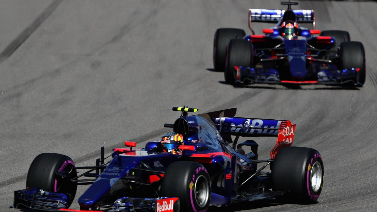 Carlos Sainz a Daniil Kvjat v závodě v Soči