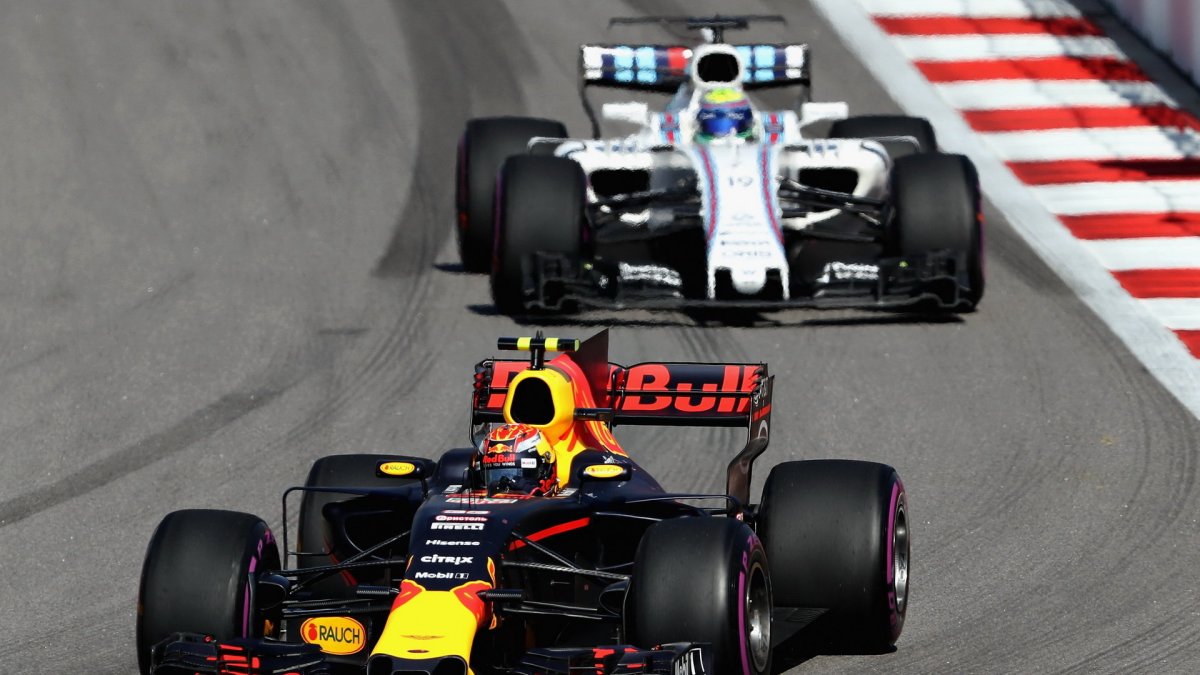Max Verstappen v závodě v Soči