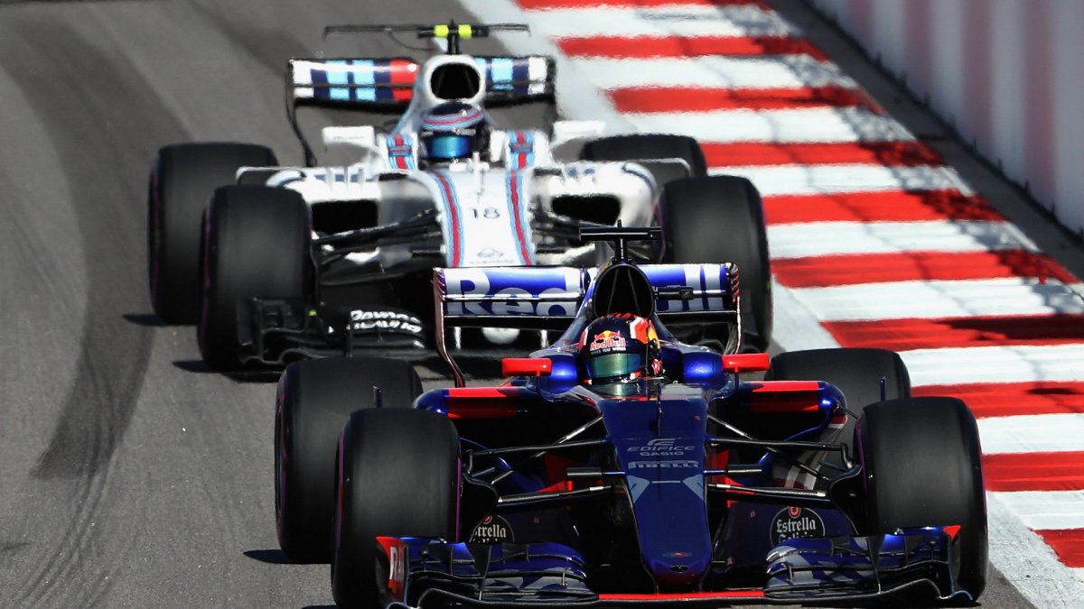 Daniil Kvjat a Lance Stroll v závodě v Soči