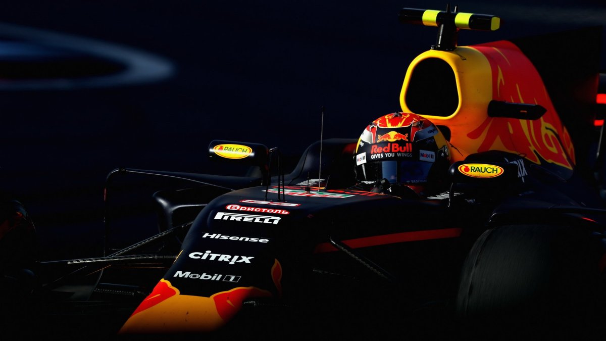 Max Verstappen v závodě v Soči