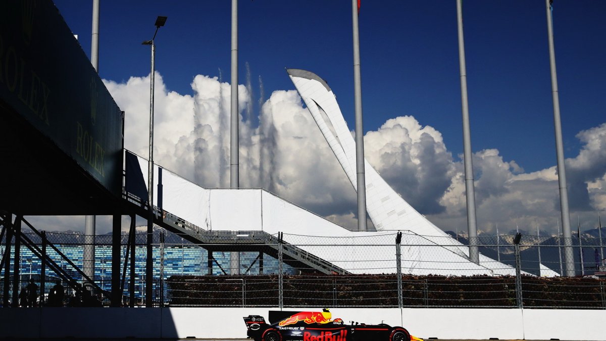 Max Verstappen v závodě v Soči