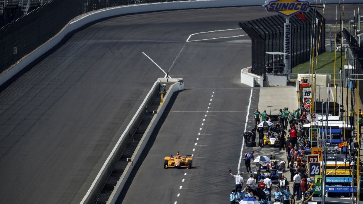 Fernando Alonso v 1. tréninku na Indy 500