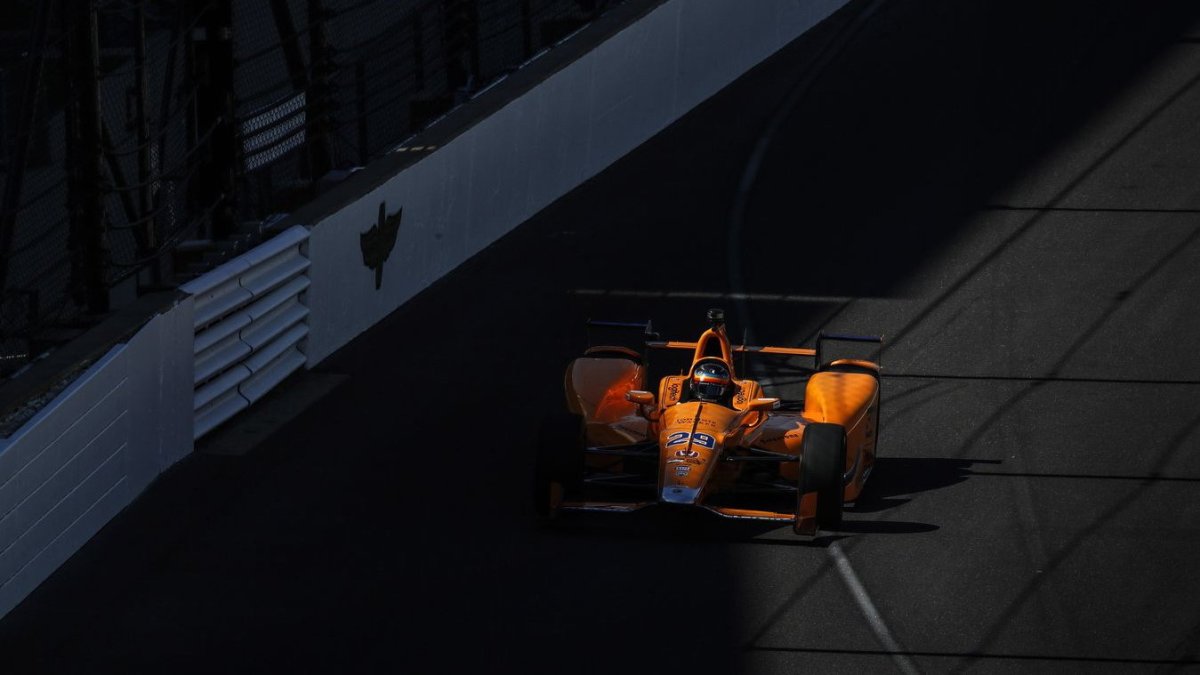 Fernando Alonso v 1. tréninku na Indy 500