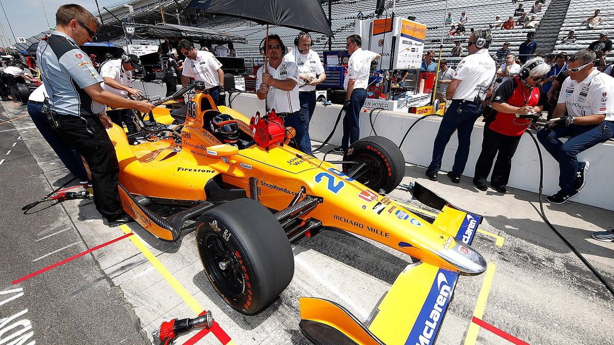 Fernando Alonso během 1. oficiálního tréninku na Indy 500