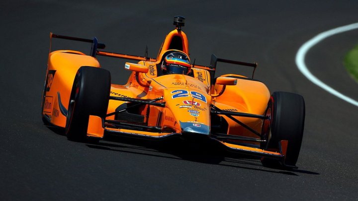 Fernando Alonso během 1. oficiálního tréninku na Indy 500
