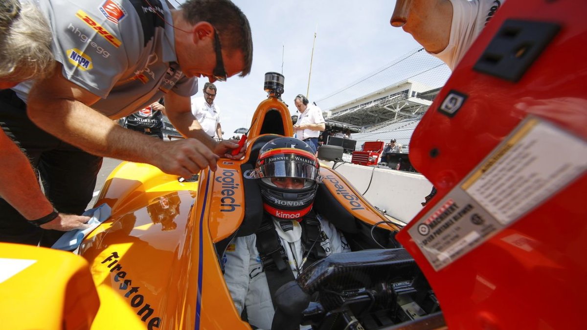 Fernando Alonso během 1. oficiálního tréninku na Indy 500
