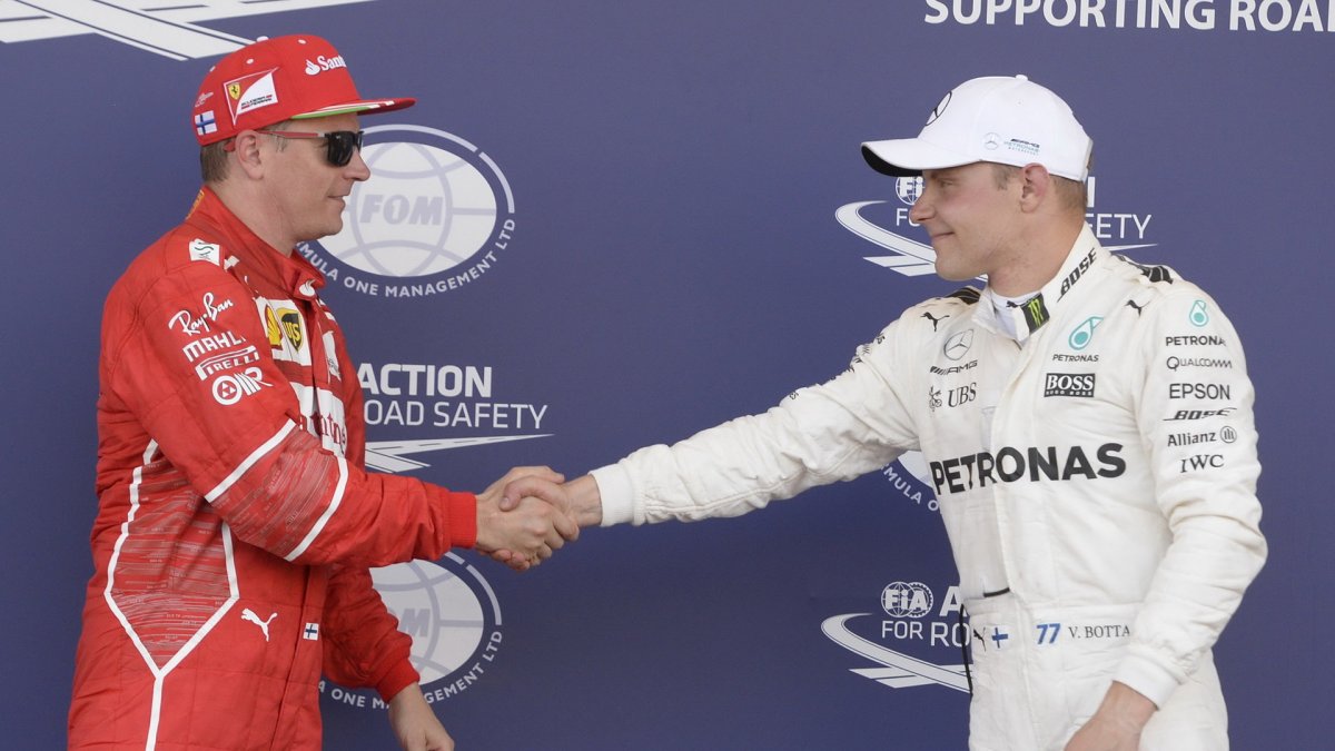 Kimi Räikkönen a krajan Valtteri Bottas po kvalifikaci v Baku
