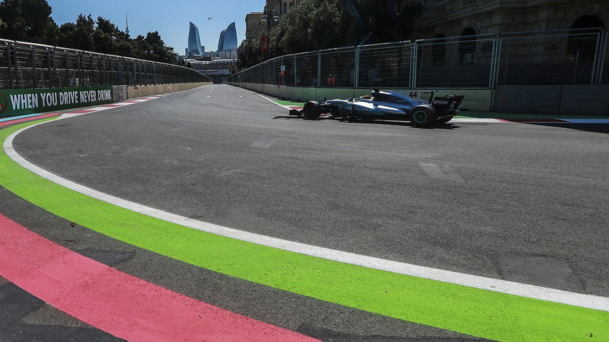 Lewis Hamilton v kvalifikaci v Baku