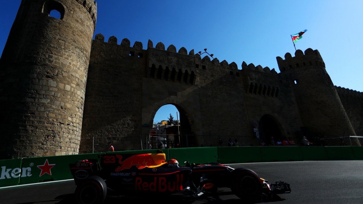 Max Verstappen v kvalifikaci v Baku