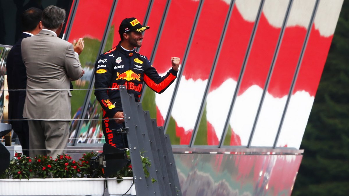 Daniel Ricciardo se raduje na póidu po závodě v Rakousku