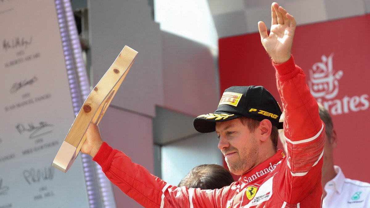 Sebastian Vettel se svou trofejí na pódiu po závodě v Rakousku