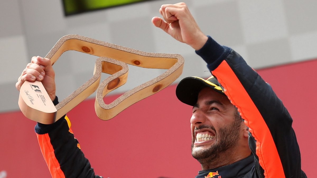 Daniel Ricciardo se raduje ze své trofeje na pódiu po závodě v Rakousku