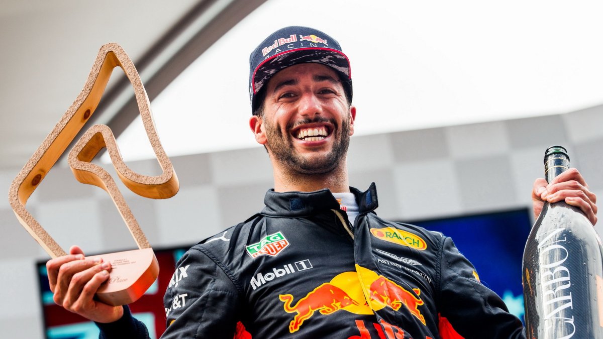 Daniel Ricciardo se svou trofejí na pódiu po závodě v Rakousku