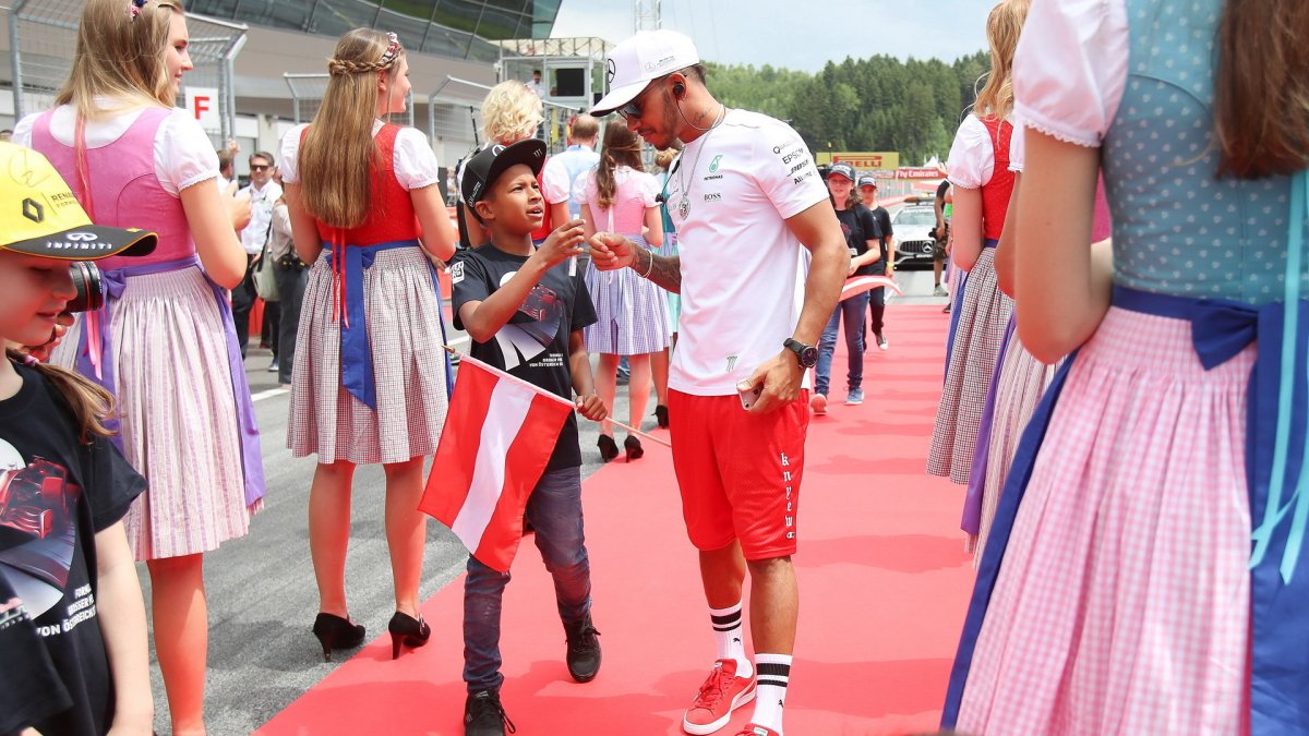 Lewis Hamilton při prezentaci před závodem v Rakousku
