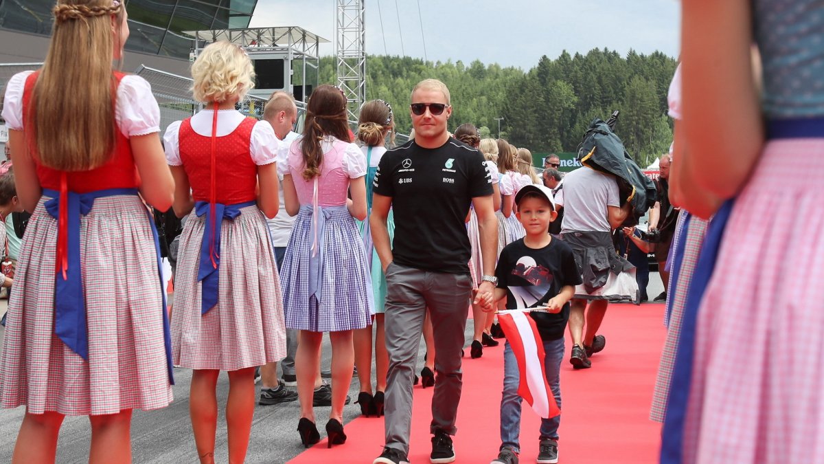 Valtteri Bottas při prezentaci před závodem v Rakousku