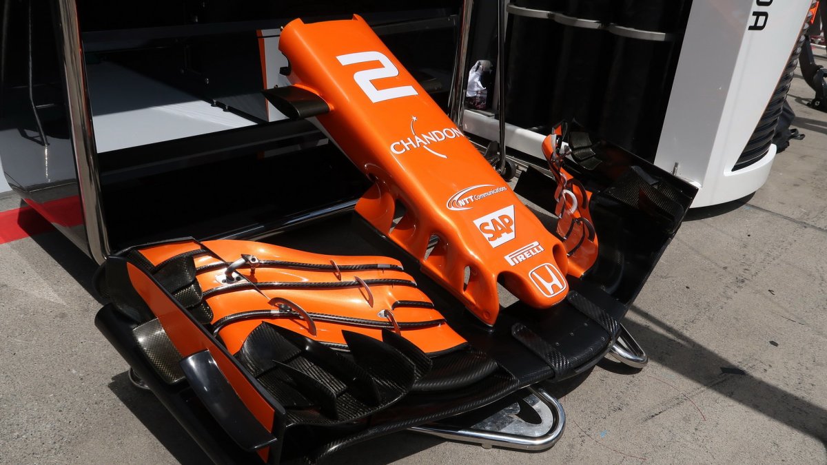 Detailní pohled na přední křídlo vozu McLaren MCL v Rakousku