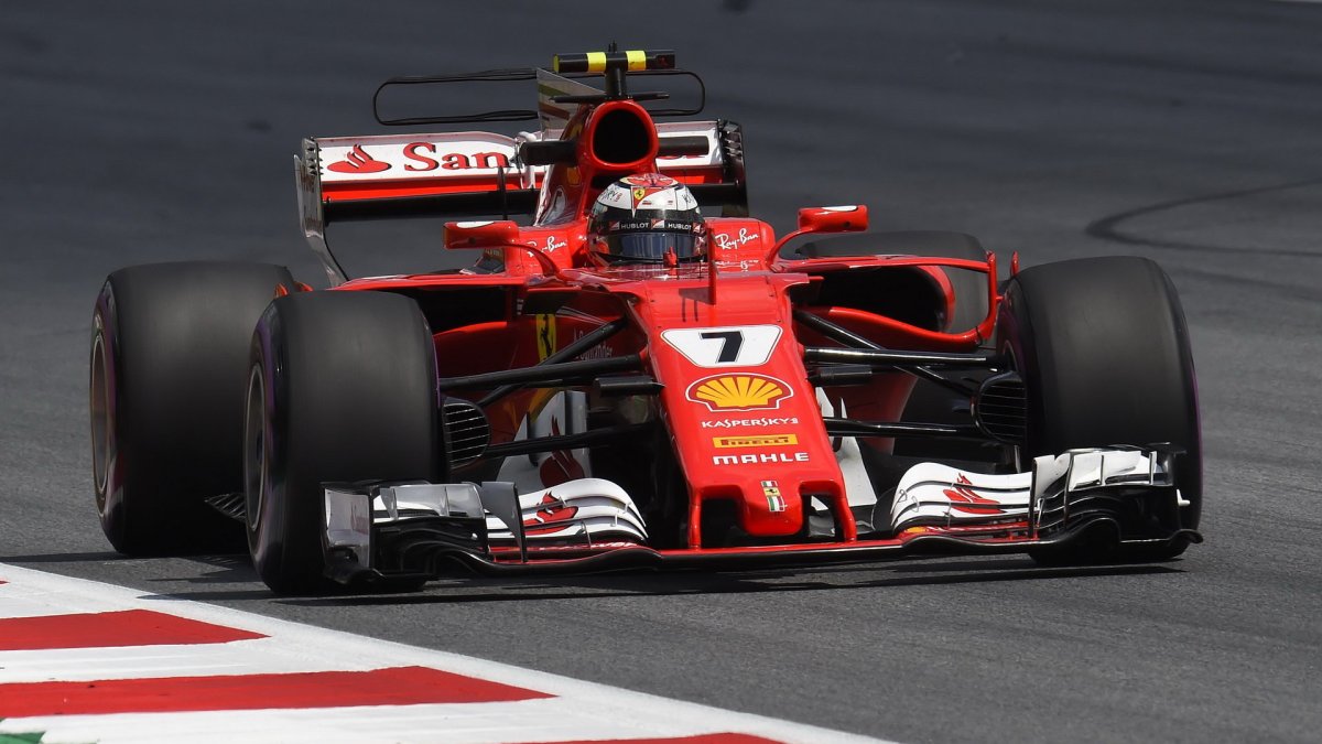 Kimi Räikkönen při pátečním tréninku v Rakousku