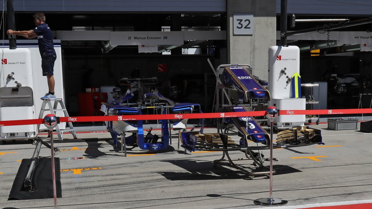 Přípravy v pitlane týmu Sauber při pátečním tréninku v Rakousku