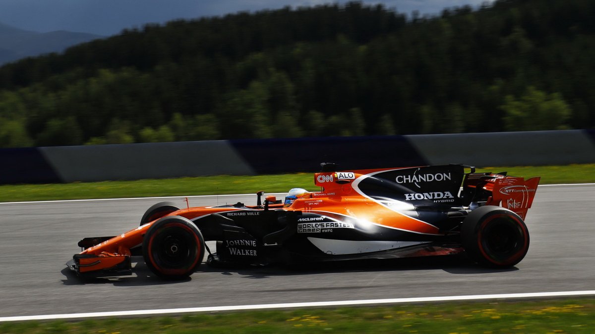 Fernando Alonso při pátečním tréninku v Rakousku