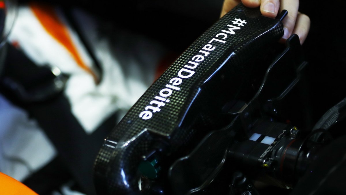 Volant vozu McLaren MCL32 - Honda při pátečním tréninku v Rakousku
