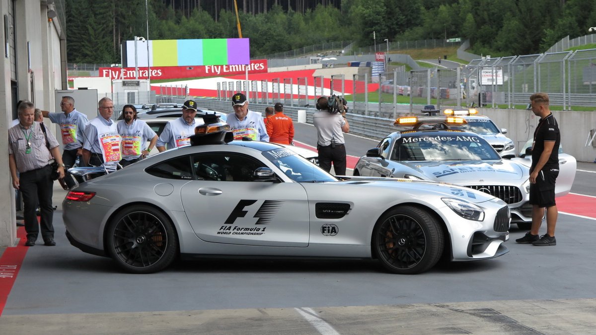 Safety car v boxech
