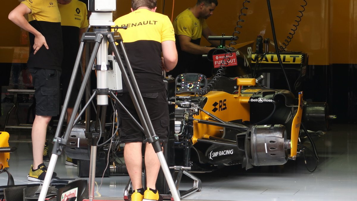 Čtvrteční přípravy v pitlane před závodním víkendem v Rakousku