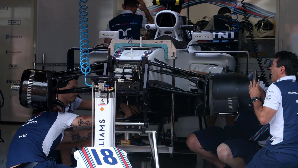 Čtvrteční přípravy v pitlane před závodním víkendem v Rakousku