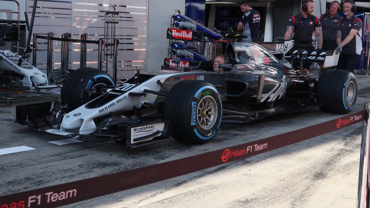 Čtvrteční přípravy v pitlane před závodním víkendem v Rakousku