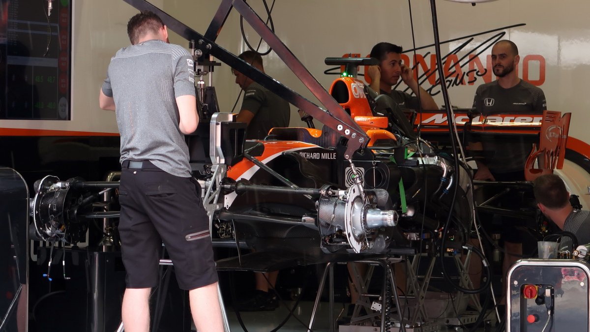 Čtvrteční přípravy v pitlane před závodním víkendem v Rakousku