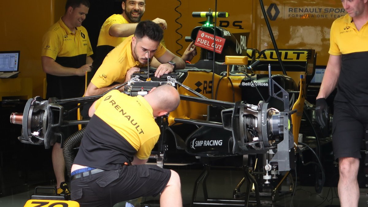 Čtvrteční přípravy v pitlane před závodním víkendem v Rakousku