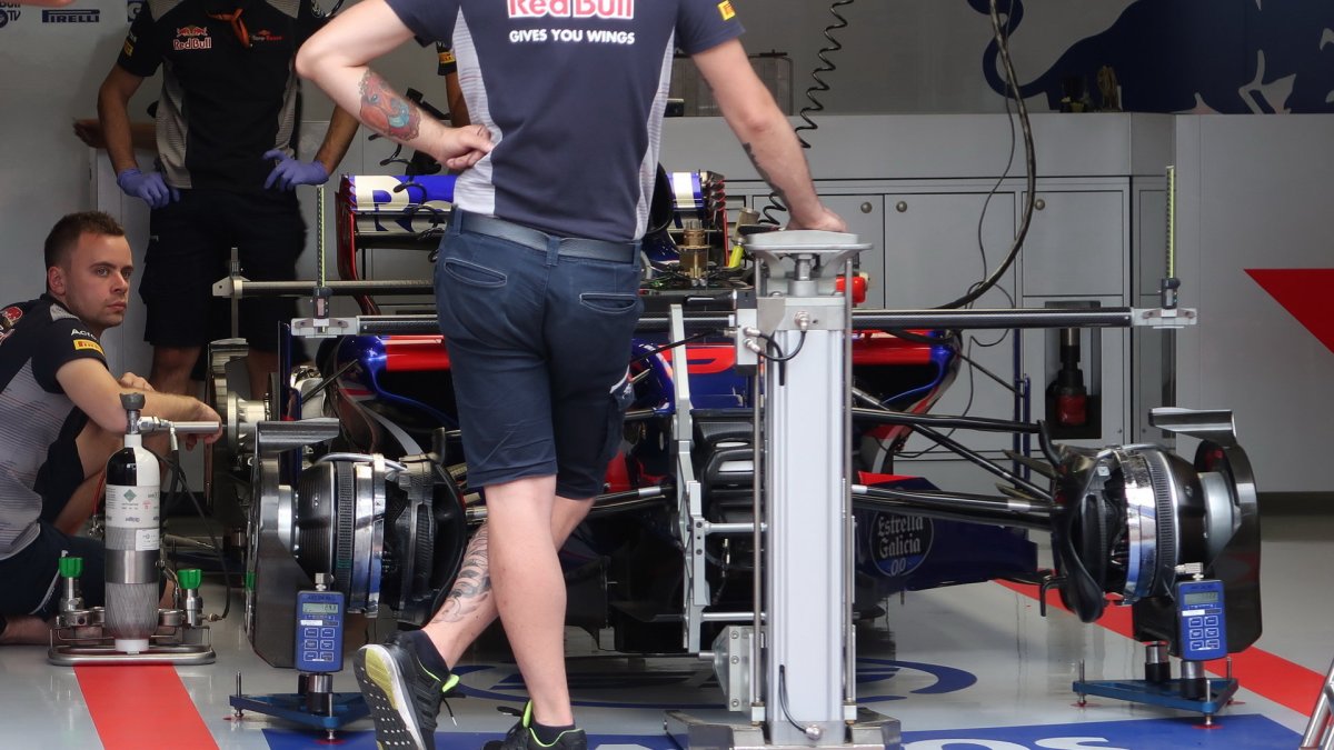 Čtvrteční přípravy v pitlane před závodním víkendem v Rakousku