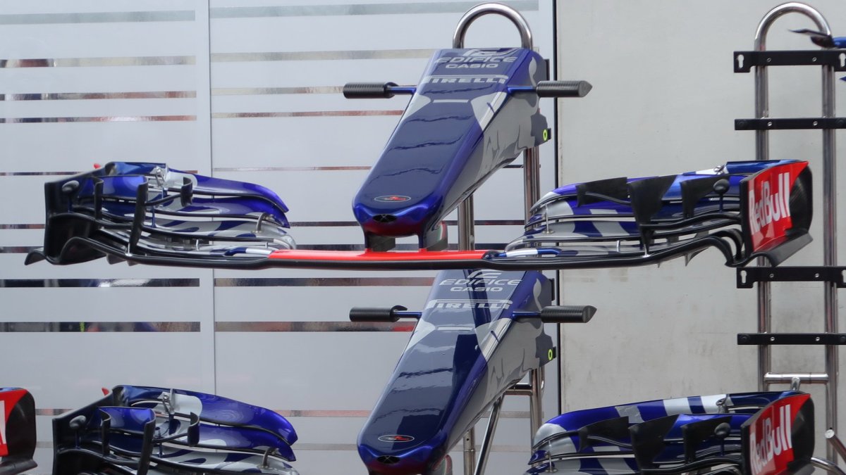 Čtvrteční přípravy v pitlane před závodním víkendem v Rakousku