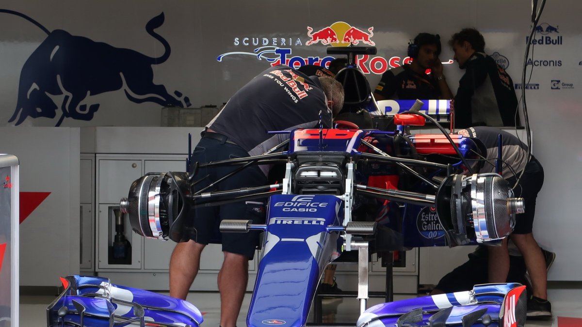 Čtvrteční přípravy v pitlane před závodním víkendem v Rakousku