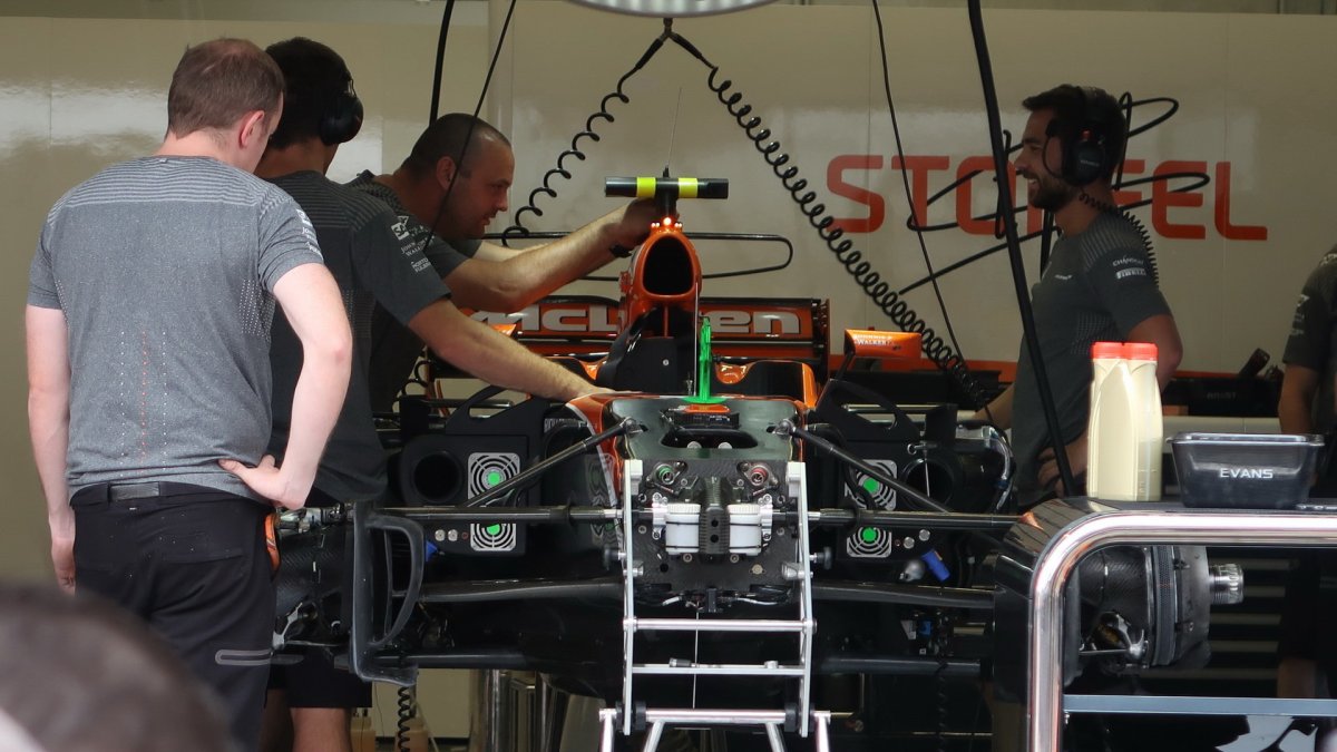 Čtvrteční přípravy v pitlane před závodním víkendem v Rakousku