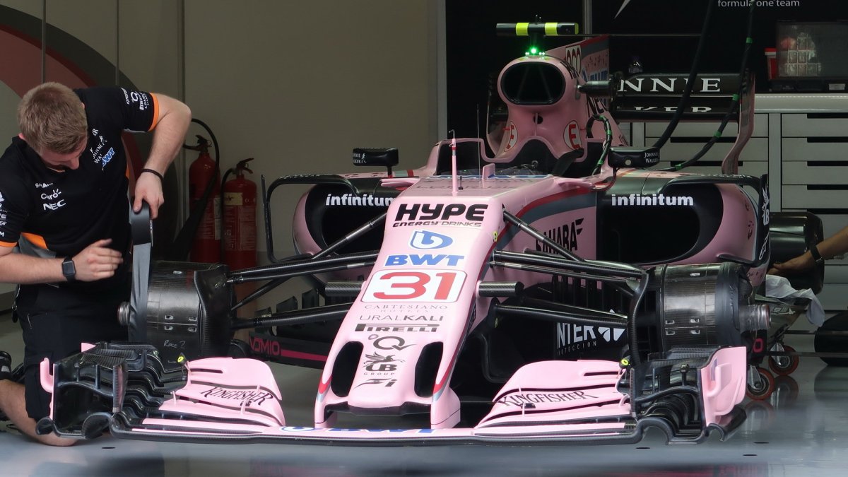 Čtvrteční přípravy v pitlane před závodním víkendem v Rakousku