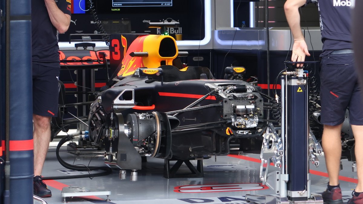 Čtvrteční přípravy v pitlane před závodním víkendem v Rakousku