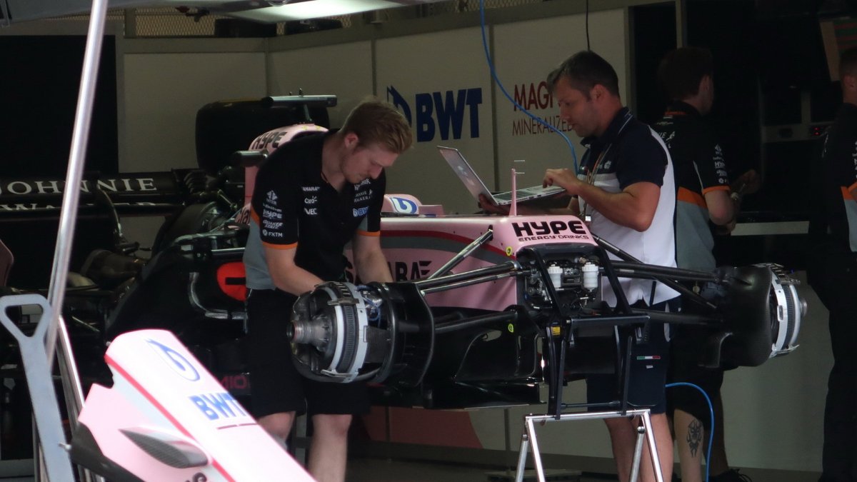 Čtvrteční přípravy v pitlane před závodním víkendem v Rakousku