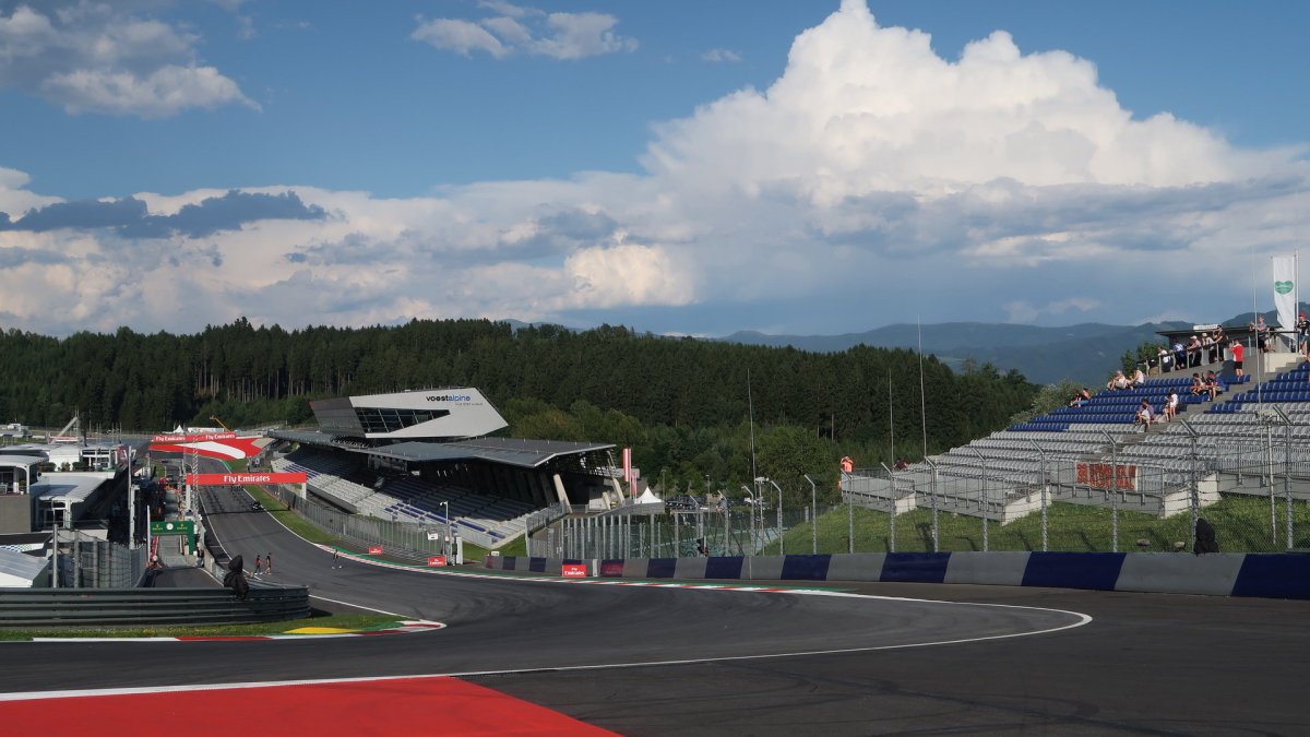 První zátačka po startu na trati v Rakousku