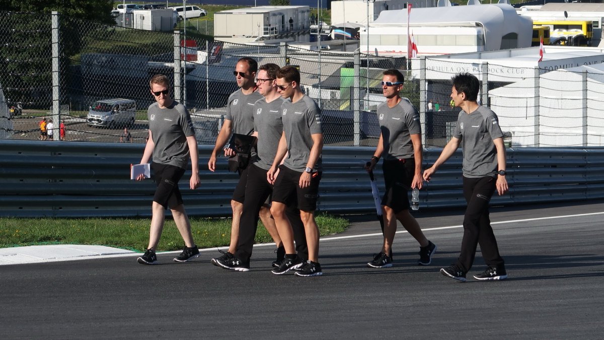 Stoffel Vandoorne si ve čtvrtek odpoledne prošel trať v Rakousku