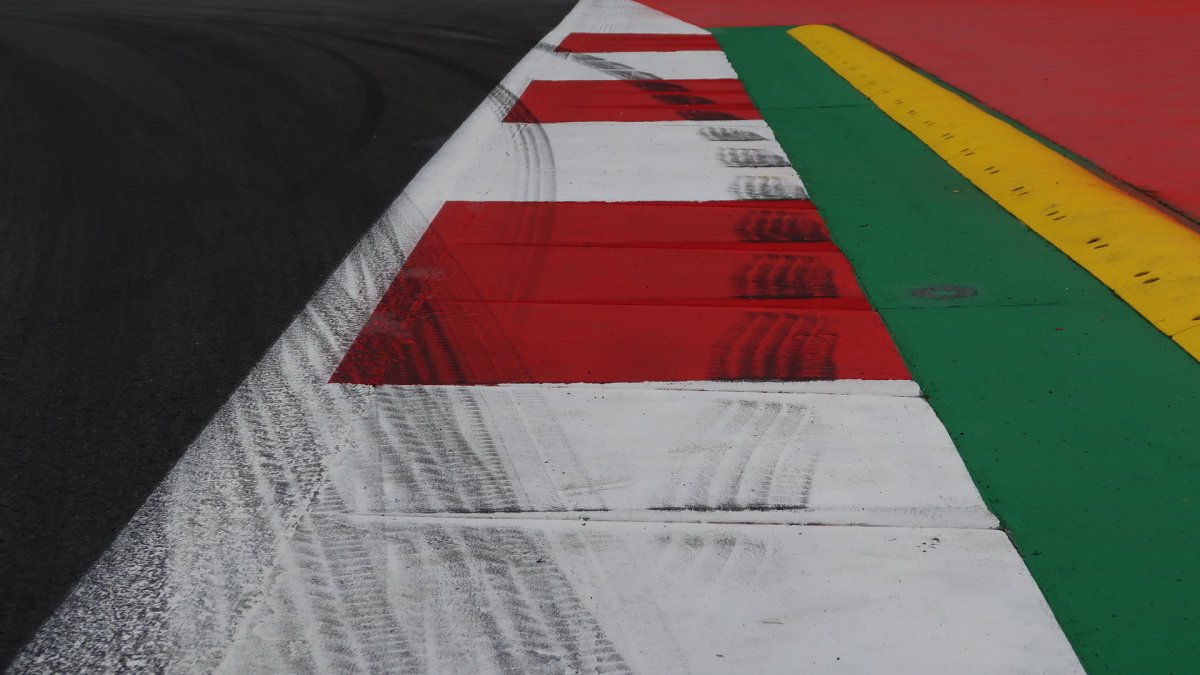 První zátačka po startu na trati v Rakousku