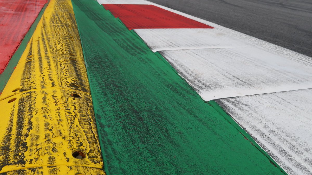 První zátačka po startu na trati v Rakousku