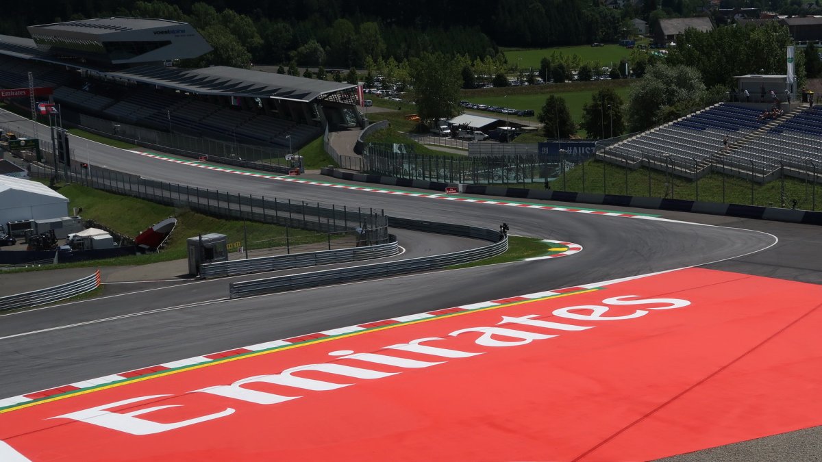 První zátačka po startu na trati v Rakousku