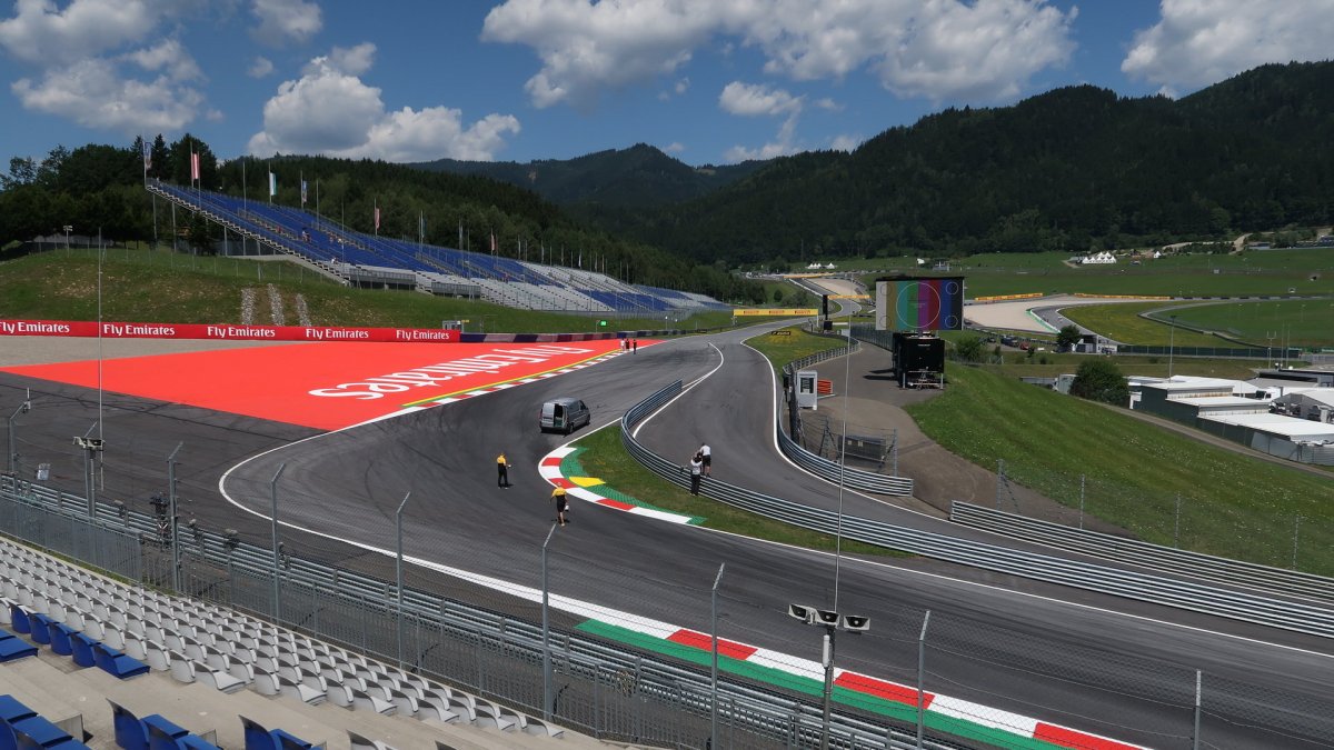 První zátačka po startu na trati v Rakousku