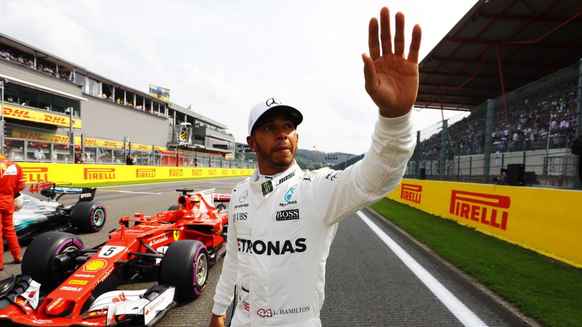 Lewis Hamilton po vítězné kvalifikaci v Belgii