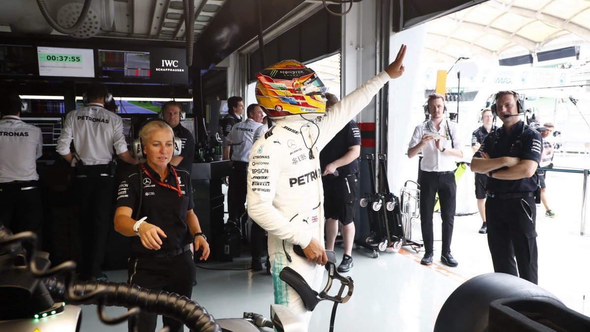 Lewis Hamilton za deštivého tréninku v Malajsii