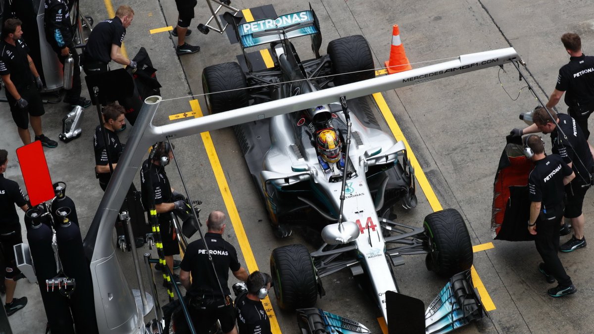 Lewis Hamilton za deštivého tréninku v Malajsii